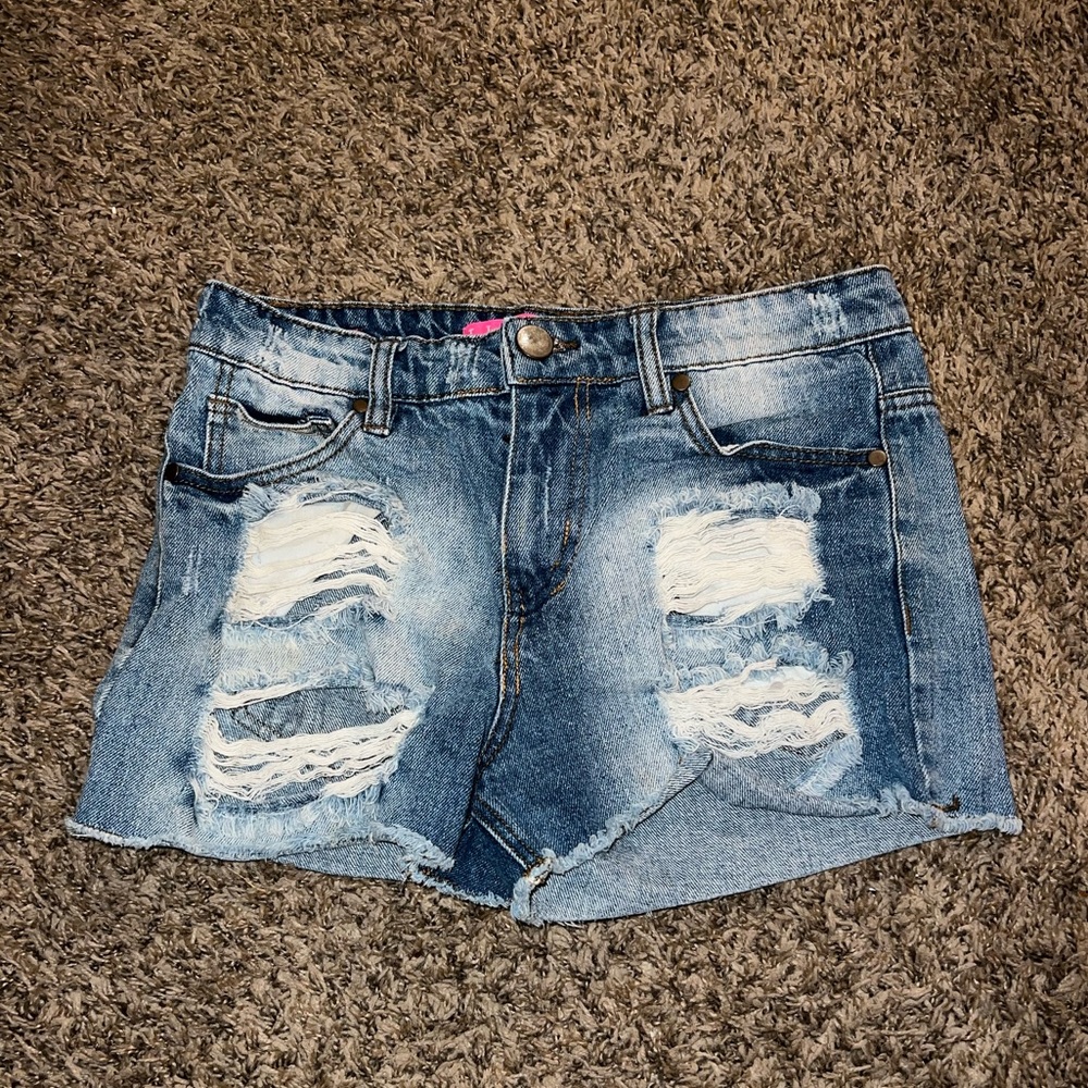 *RESERVED** Very distressed mid waist Jean shorty short.